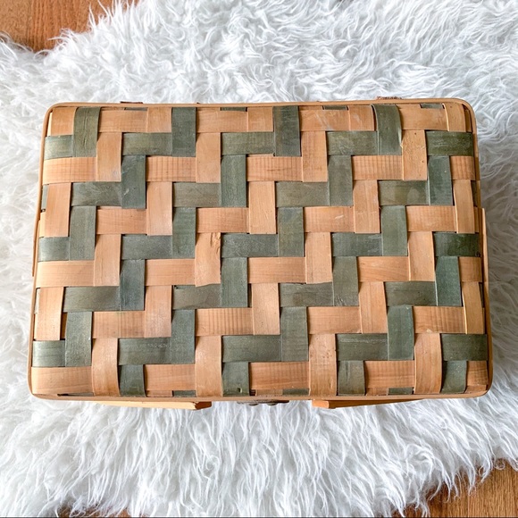 Vintage Wicker Picnic Basket with Gingham Lining - Picture 4 of 10